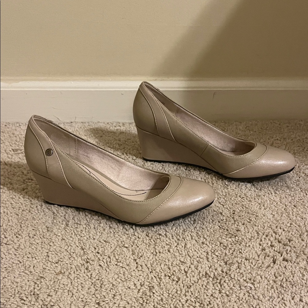 Life Stride Cream Wedge Shoes